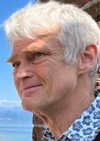 Portrait of Lars Leonardsson with a blue background.